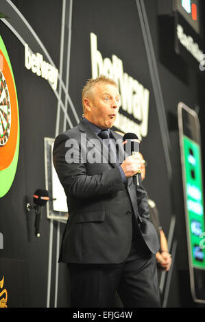 Leeds, UK. 5. Februar 2015. Betway Premier League Darts. 1. Spieltag. John McDonald stellt die ersten Spieler Credit: Action Plus Sport/Alamy Live News Stockfoto