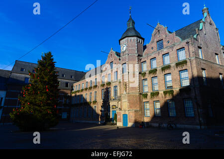 Leeren Marktplatz mit Weihnachtsbaum in Düsseldorf, Deutschland Stockfoto