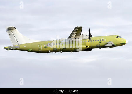 Eine ATR 72-600 MP (Maritime Patrol) Flugzeuge der italienischen Luftwaffe fliegt über Italien. Stockfoto