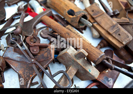 Alte Werkzeuge in einem Flohmarkt Stockfoto