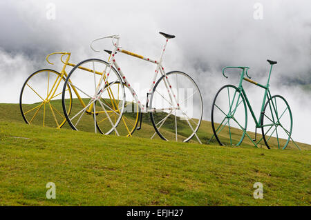 Drei Fahrräder Kunst am Col D'Aubisque (1709m), Pyrenäen (Frankreich), repräsentieren die drei Tour de France Trikot Hauptfarben. Stockfoto