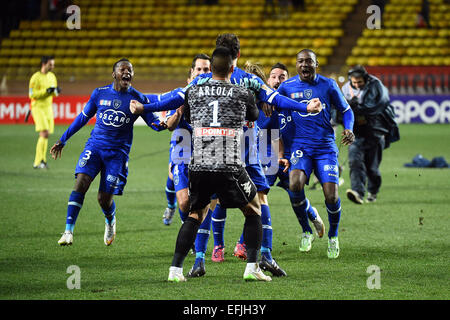 Monaco, Frankreich. 4. Februar 2015. Französische Liga Cup Halbfinale. Monaco im Vergleich zu Bastia. Der Bastia Team Ansturm auf ihren Sieg feiern. Das Spiel endete mit einem 0: 0 Unentschieden und Bastia gewann die Krawatte 6-7 im Elfmeterschießen durch ins Finale gehen, wo sie PSG gerecht werden. © Aktion Plus Sport/Alamy Live-Nachrichten Stockfoto