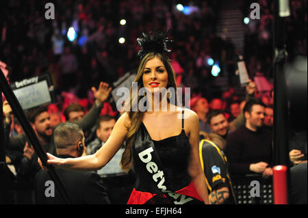 Leeds, UK. 5. Februar 2015. Betway Premier League Darts. 1. Spieltag. Eines der Spaziergang auf Mädchen Credit: Action Plus Sport/Alamy Live News Stockfoto