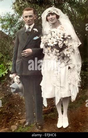 farbige Hand Monochrom drucken eine Braut und ihr Vater während der 1920er Jahre England uk Stockfoto