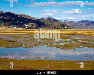 Wattenmeer und Reflexionen der fernen Berge an der Mündung der Mawddach in Barmouth Schach in Gwynedd Snowdonia North Wales UK Stockfoto