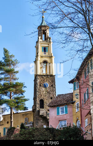 Portmeirion, Nordwales, das italienische Torydorf, das von Clough Williams-Ellis erbaut wurde. Der campanile, oder Glockenturm, erbaut 1928 Stockfoto