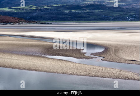 Portmeirion, Nordwales. Der Blick vom Dorf über den Sand der Dwyryd-Mündung zu den Bergen von Snowdonia dahinter Stockfoto