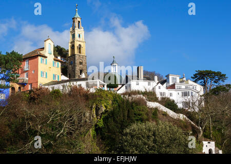 Portmeirion, Nordwales, das italienische Torydorf, das von Clough Williams-Ellis erbaut wurde. Der campanile, oder Glockenturm, erbaut 1928 Stockfoto