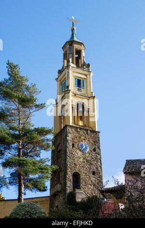 Portmeirion, Nordwales, das italienische Torydorf, das von Clough Williams-Ellis erbaut wurde. Der campanile, oder Glockenturm, erbaut 1928 Stockfoto