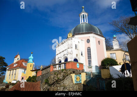 Portmeirion, Nordwales, Großbritannien. Das von Clough Williams-Ellis erbaute Dorf der Italianate Folly. Das Pantheon, oder Dome, erbaut 1961 und lackiert rosa Stockfoto