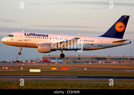 Lufthansa Airbus A319 nähert sich die Piste 28 am Flughafen Dublin. Stockfoto