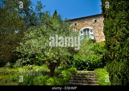 Altes Haus in einem französischen Garten in der Nähe von Bordeaux, Frankreich Stockfoto
