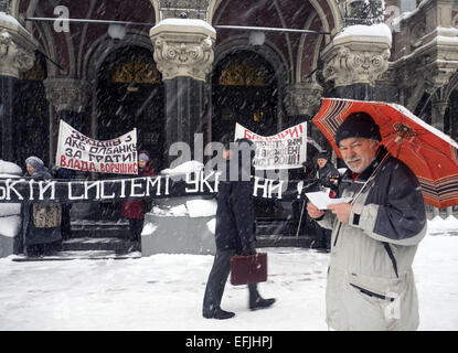 5. Februar 2015 - Streikposten AktivistInnen der NGO "Verein zum Schutz der Rechte der Einleger" National Bank of Ukraine, 5. Februar 2015, Kiew. © Igor Golovniov/ZUMA Draht/Alamy Live-Nachrichten Stockfoto