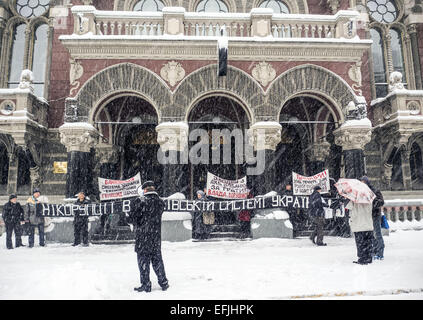 5. Februar 2015 - Streikposten AktivistInnen der NGO "Verein zum Schutz der Rechte der Einleger" National Bank of Ukraine, 5. Februar 2015, Kiew. © Igor Golovniov/ZUMA Draht/Alamy Live-Nachrichten Stockfoto