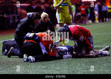 Widnes, UK. 5. Februar 2015. Erste Einheit Super League. Widnes Wikinger gegen Wigan Warriors. Josh Charnley von Wigan Warriors liegt auf dem Boden nach Erhalt hoher Tackling von Patrick Ah Van von Widnes Wikinger Credit: Action Plus Sport/Alamy Live News Stockfoto