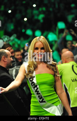 Leeds, UK. 5. Februar 2015. Betway Premier League Darts. 1. Spieltag. Eines der Spaziergang auf Mädchen Credit: Action Plus Sport/Alamy Live News Stockfoto