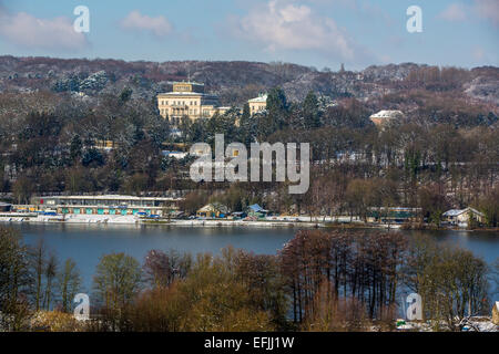 "Villa Hiügel" Haus der Familie Krupp. Über den Baldeneysee Reservoir des Flusses Ruhr, Essen, NRW, Deutschland Stockfoto