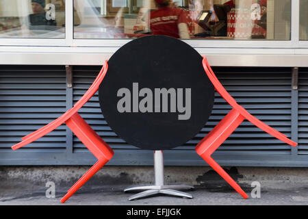 Falten Weg Esstisch und Stühle vor einem restaurant Stockfoto