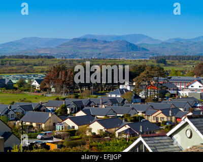 Blick über die Stadt Harlech Gwynedd North Wales UK auf fernen Berge auf der Halbinsel Llyn mit klaren blauen Himmel Stockfoto