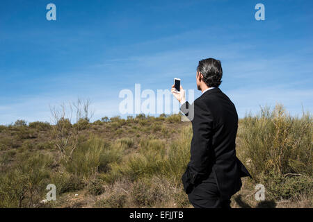 Geschäftsmann mit Handy Stockfoto