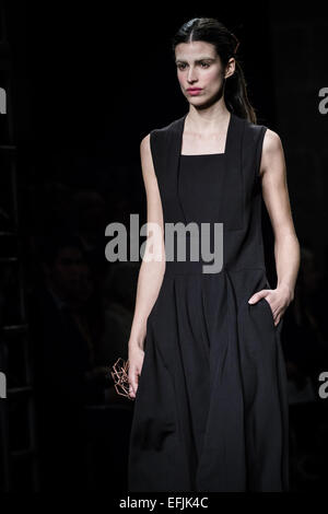 Barcelona, Spanien. 5. Februar 2015. 5. Februar 2015 - präsentieren Models auf dem Laufsteg die neue AW-15-Kollektion von der who am 080 Barcelona Fashion. Bildnachweis: Matthias Oesterle/ZUMA Wire/ZUMAPRESS.com/Alamy Live-Nachrichten Stockfoto