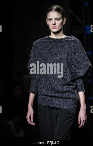 Barcelona, Spanien. 5. Februar 2015. 5. Februar 2015 - präsentieren Models auf dem Laufsteg die neue AW-15-Kollektion von der who am 080 Barcelona Fashion. Bildnachweis: Matthias Oesterle/ZUMA Wire/ZUMAPRESS.com/Alamy Live-Nachrichten Stockfoto