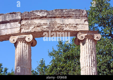 Ruinen von Philippeion, mit seinen drei übrigen ionischen Säulen im antiken Olympia, der Peloponnes Griechenland Stockfoto