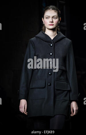 Barcelona, Spanien. 5. Februar 2015. 5. Februar 2015 - präsentieren Models auf dem Laufsteg die neue AW-15-Kollektion von der who am 080 Barcelona Fashion. Bildnachweis: Matthias Oesterle/ZUMA Wire/ZUMAPRESS.com/Alamy Live-Nachrichten Stockfoto