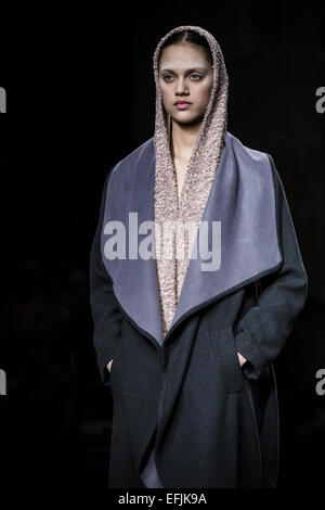 Barcelona, Spanien. 5. Februar 2015. 5. Februar 2015 - präsentieren Models auf dem Laufsteg die neue AW-15-Kollektion von der who am 080 Barcelona Fashion. Bildnachweis: Matthias Oesterle/ZUMA Wire/ZUMAPRESS.com/Alamy Live-Nachrichten Stockfoto