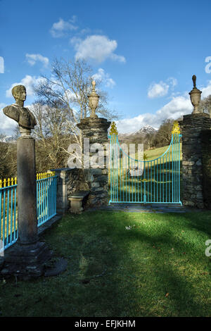 Plas Brondanw, Wales. Clough Williams-Ellis entwickelt die italienischen Gärten, Abstimmung mit den verschneiten Gipfel Cnicht Stockfoto