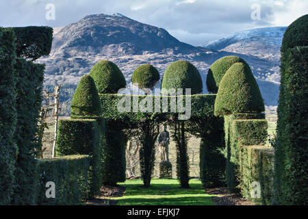 Plas Brondanw, Wales. Yew Bogens in einer dramatischen Berglandschaft in den formellen Gärten von Clough Williams-Ellis, der auch das nahe gelegene Portmeirion errichtete Stockfoto