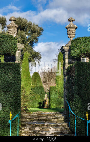 Plas Brondanw, Wales. Clough Williams-Ellis entwickelt die italienischen Gärten, Abstimmung mit den verschneiten Gipfel Cnicht Stockfoto