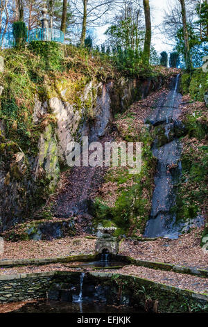 Plas Brondanw, Wales, Großbritannien. Die Kaskade oder der Wasserfall in den formellen Gärten im Haus von Clough Williams-Ellis, Architekt des nahe gelegenen Portmeirion Stockfoto