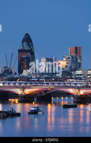 Skyline von London mit Bürogebäude und die Blackfriars Bridge am Abend, Themse, City of London, England Stockfoto