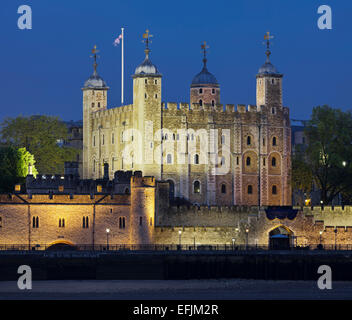 Ihre Majestät königlicher Palast und Festung der Tower of London bei Nacht, City of London, London, England Stockfoto