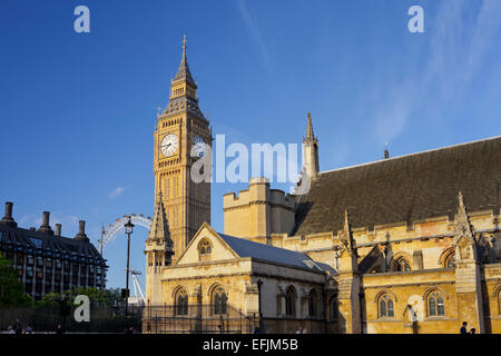 Westminster-Palast mit Big Ben gesehen von der Seite, Stadt von Westminster, London, England, Grossbritannien Stockfoto