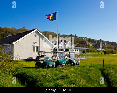 Das Clubhaus des Royal St. David's Golfclub in Harlech, Gwynedd, Nordwales, UK mit Elektro Buggys Aufladung außerhalb Stockfoto