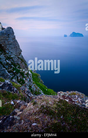 Blick auf die unbewohnte Insel Boreray von den steilen Klippen von Hirta, St Kilda Stockfoto