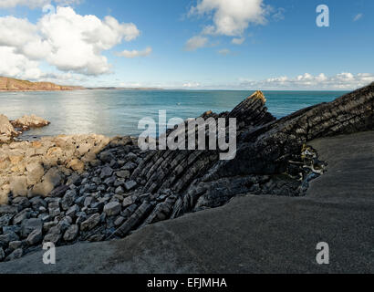 Blick vom Stackpole Quay, Pembrokeshire, Wales zeigt Gesteinsschichten an gegenüberliegenden Landzunge Stockfoto