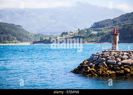 Panorama der Hafeneinfahrt in Lastres, Asturien, Nordspanien. Stockfoto