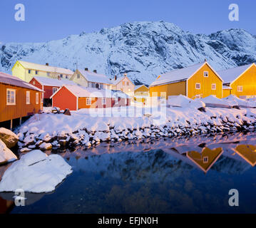 Häuser in Nusfjord am Abend, Flakstadoya, Lofoten, Nordland, Norwegen Stockfoto