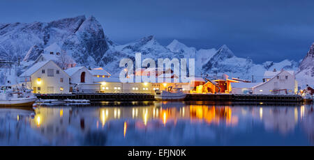 Hamnoy im Abendlicht, Spiegelbild im Wasser, Reine, Moskenesoya, Lofoten, Nordland, Norwegen Stockfoto