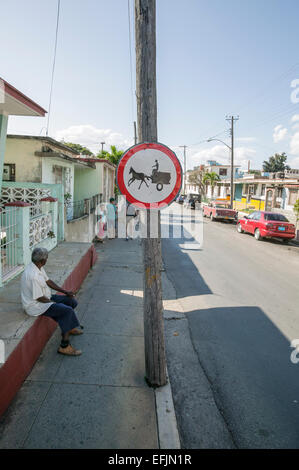 Strassenschild zeigt ein Pferd gezogenen Wagen in einer Wohnstraße in einer Nachbarschaft von Cienfuegos, Kuba. Stockfoto