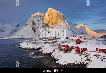 Dorf von Hamnoy in eine Winterlandschaft, Reine, Lilandstindan, Moskenesoya, Lofoten, Nordland, Norwegen Stockfoto