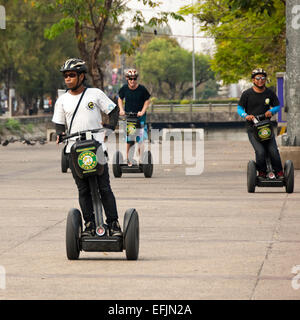 Horizontale Ansicht derjenigen, die auf Segways in Chiang Mai. Stockfoto