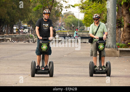 Horizontale Ansicht derjenigen, die auf Segways in Chiang Mai. Stockfoto