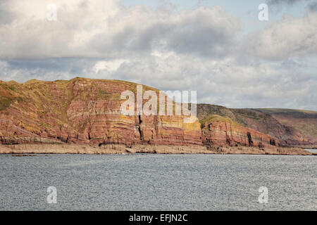 Blick vom Stackpole Quay, Pembrokeshire, Wales zeigt Gesteinsschichten an gegenüberliegenden Landzunge Stockfoto