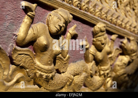 Horizontale Nahaufnahme der dekorierten Wände am Wat Phan ein in Chiang Mai. Stockfoto