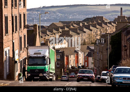 Ansicht der alten 1800 Tenement Gehäuse aus Stadt Straße Dundee, UK Stockfoto