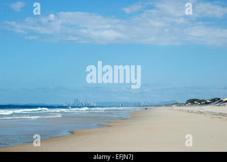 Ansicht von Surfers Paradise, von South Stradbroke Island, Gold Coast, Queensland, Australien Stockfoto